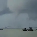 Puting Beliung Nyaris Sentuh Jembatan Suramadu, Nelayan Langsung Menepi