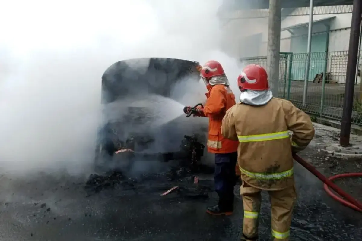 Mobil Listrik Di Gresik Terbakar Usai Sempat Alami Overheat