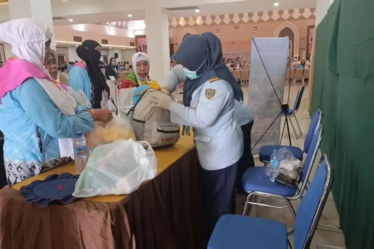 Petugas Sita Sambal Hingga Nasi Bungkus Milik Calon Jemaah Haji Kloter 2 di Lombok