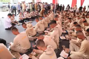 Hangat dan Sederhana, Momen Makan Siang Mendagri bersama Praja IPDN di Tengah Tugas Kemanusiaan