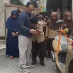 Tangis Guru Honorer di Hadapan Murid, Peluk Haru Sambut Hadiah Motor