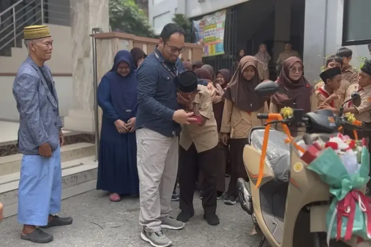 Tangis Azis Guru Honorer Jakarta Dapat Motor, Kini Tak Lagi Gowes 6 Km ke Sekolah