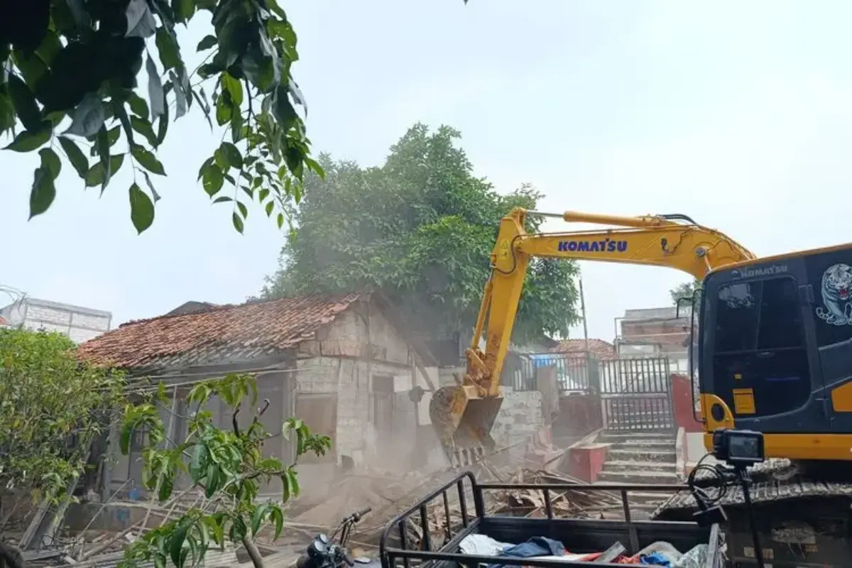 Pemkot Bekasi Bongkar 72 Bangunan Liar Di Kali Baru, Pemilik Kecewa Tak Dapat Ganti Rugi