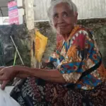 Kisah Oma Sana, Nenek 74 Tahun yang Jalan Kaki Jajakan Kacang demi Pendidikan Cucu