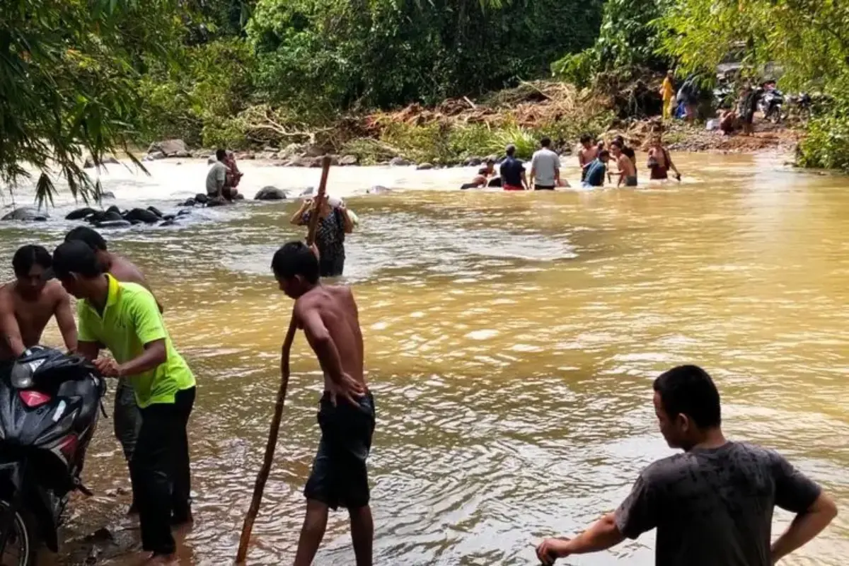 Curhat Kades Di Bengkulu Jembatan Tak Kunjung Dibangun, Siswa Terpaksa Libur Saat Air Pasang