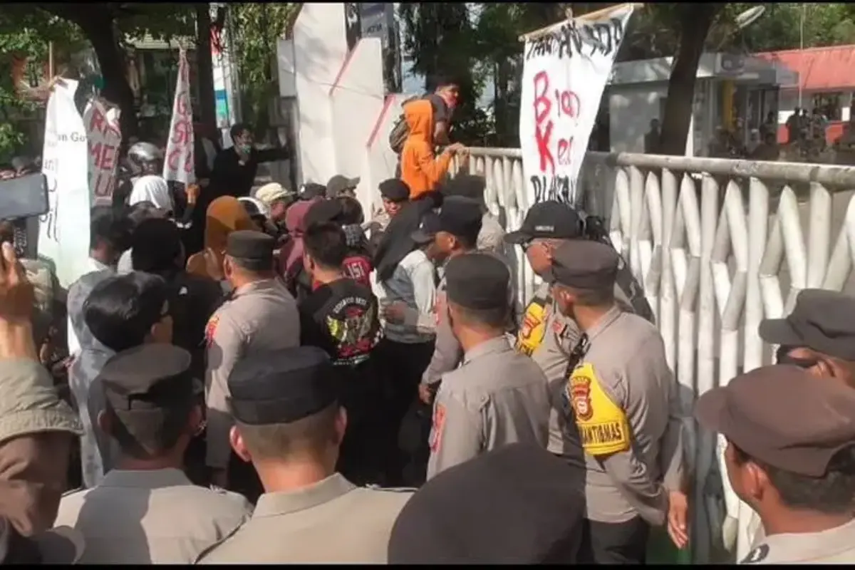 Unjuk Rasa Dugaan Perselingkuhan Bupati Gowa Digelar Di Tengah Pemberangkatan Calon Jemaah Haji