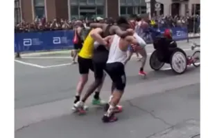 Momen Haru di Boston Marathon, Pelari Memapah Rival Cedera hingga Finis