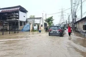 Banjir 70 Cm Rendam Jalan Raya Pisangan Bekasi, Banyak Motor Mogok