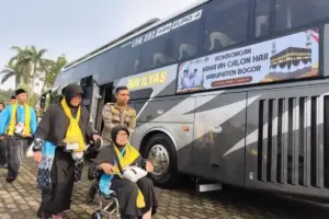 Jamaah Termuda 17 Tahun dan Tertua 88 Tahun, Calon Haji Kloter 3 Bogor Berangkat Penuh Haru