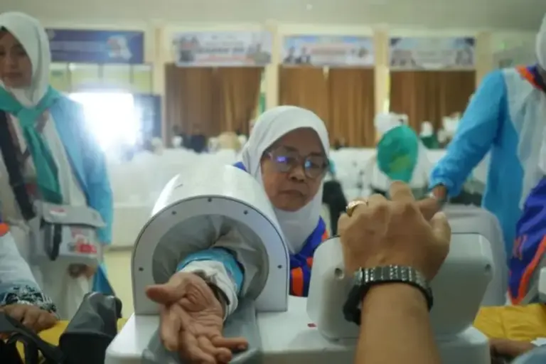 13 Tahun Menanti, Lansia asal Padang Ini Akhirnya Berangkat Haji Berkat Patungan Anak-Anaknya