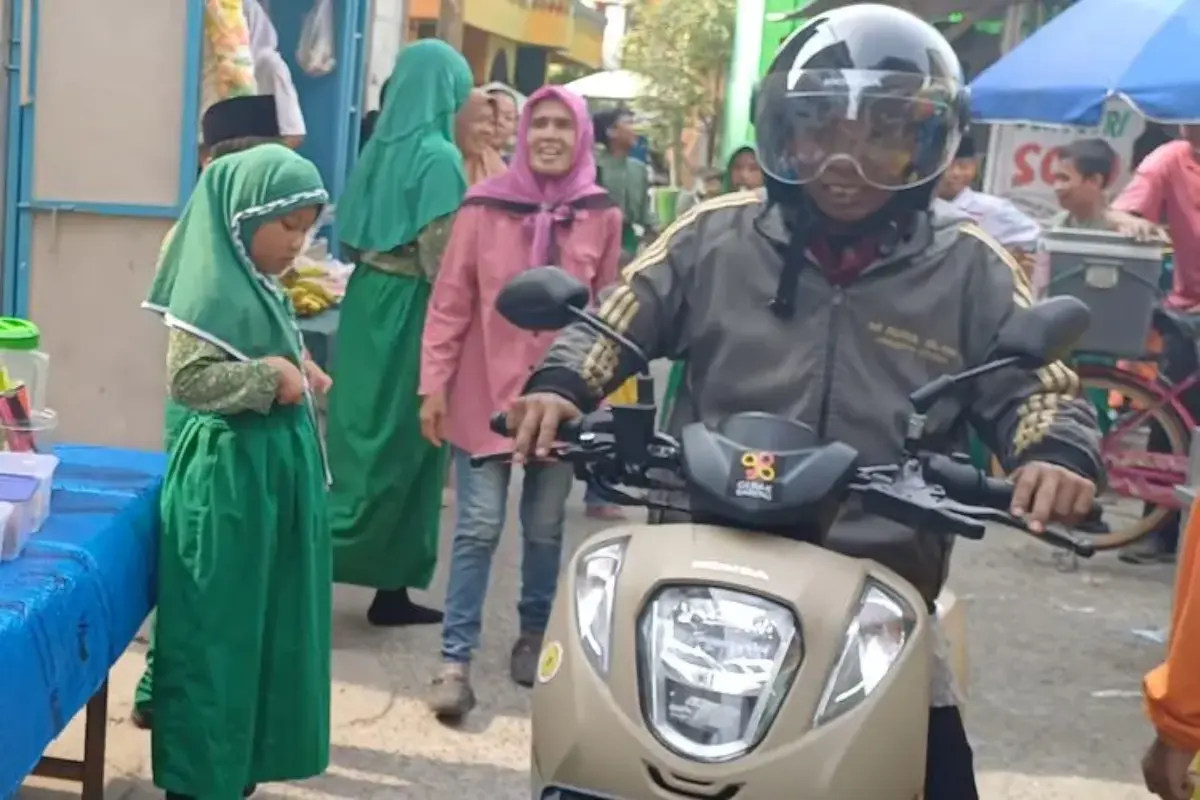 Motor Bantuan Langsung Dipakai, Perjalanan Pak Guru Azis Kini Lebih Singkat