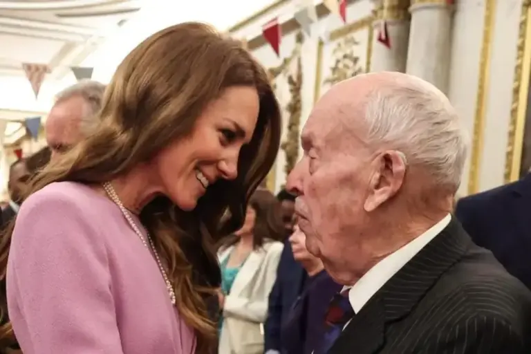 Kate Middleton Tampil Anggun dalam Busana Ungu, Hormati Mendiang Ratu