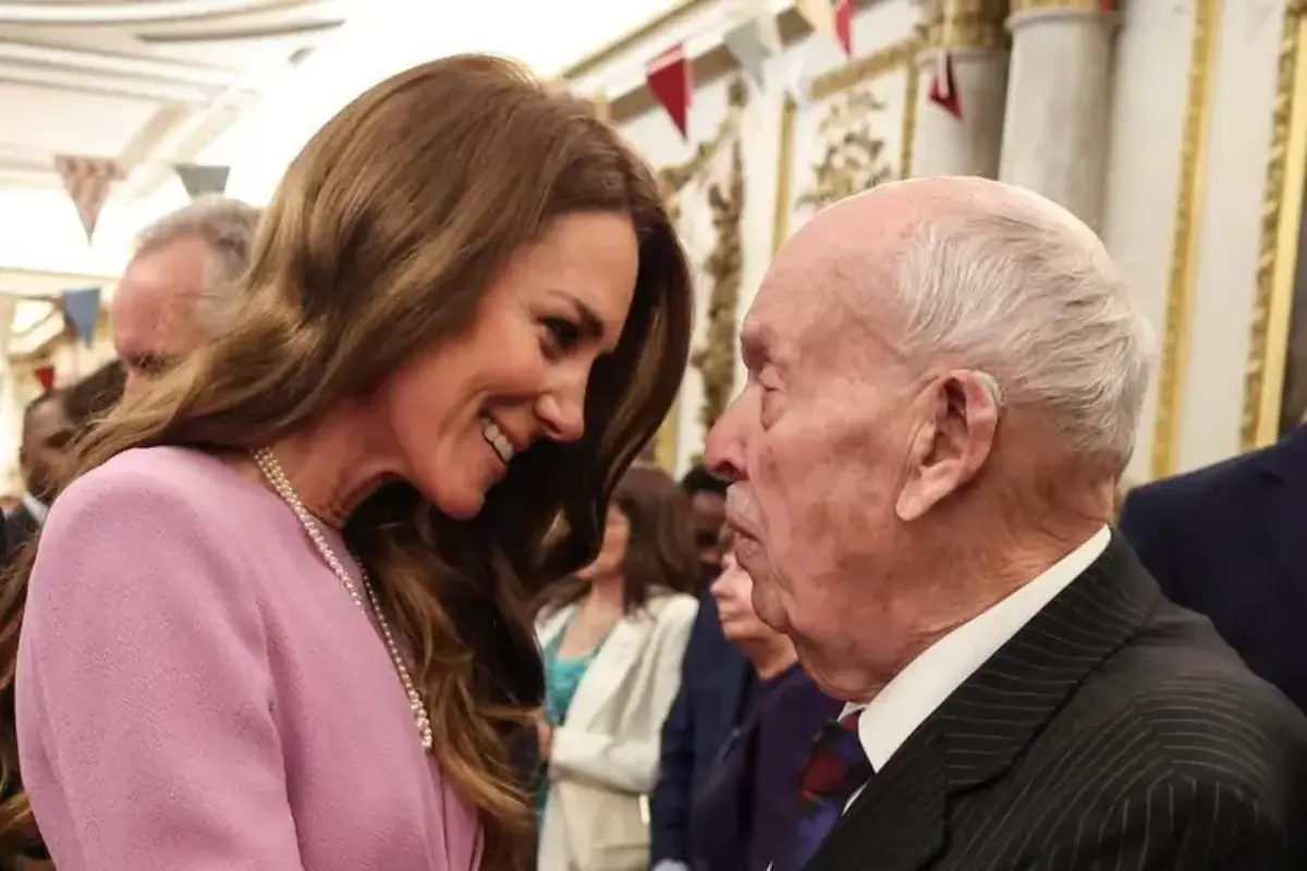 Kate Middleton Tampil Anggun dalam Busana Ungu, Hormati Mendiang Ratu