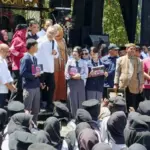 Apresiasi Keberanian Siswa, Zulhas Bagi-bagi Tab di SMK Negeri 1 Bawen