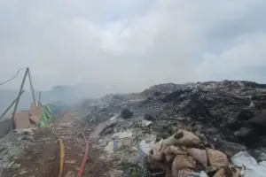 Tumpukan Sampah di Kelapa Gading Jakut Terbakar, Sudah 6 Jam Api Belum Padam