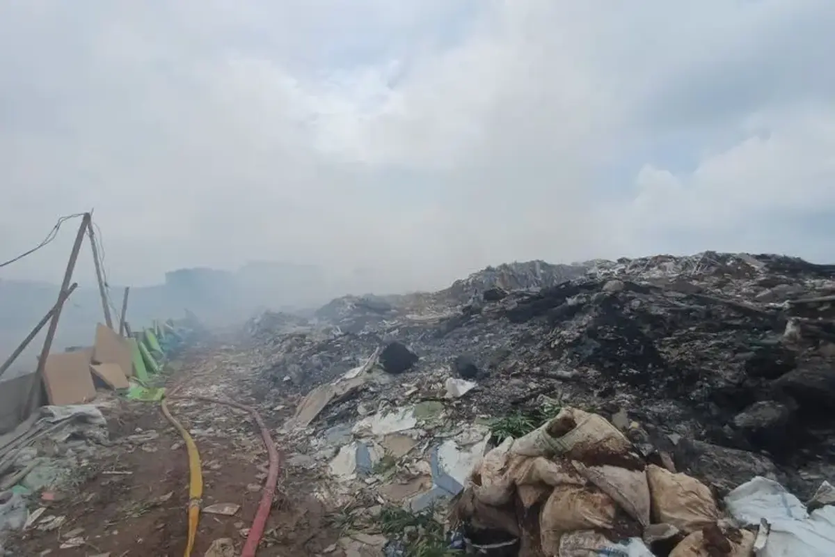 Tumpukan Sampah di Kelapa Gading Jakut Terbakar, Sudah 6 Jam Api Belum Padam