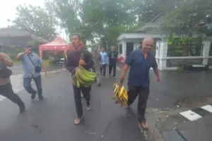 Berharap Pabrik Gula Beroperasi Lagi, Petani Tebu Blora Temui Jokowi dan Bawa Tiga Tandan Pisang Tanduk