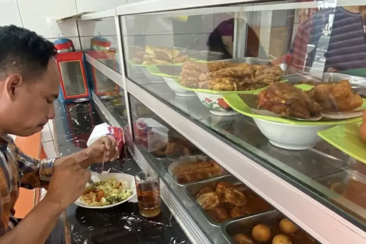 Lebih Dari Tempat Makan, Warteg Jadi Ruang Sosial Yang Menyatukan Perantau