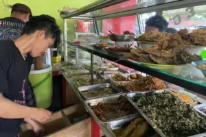 Omzet Tembus Rp 2,5 Juta, Begini Cara Warteg Jakarta Bertahan Saat Harga Bahan Naik