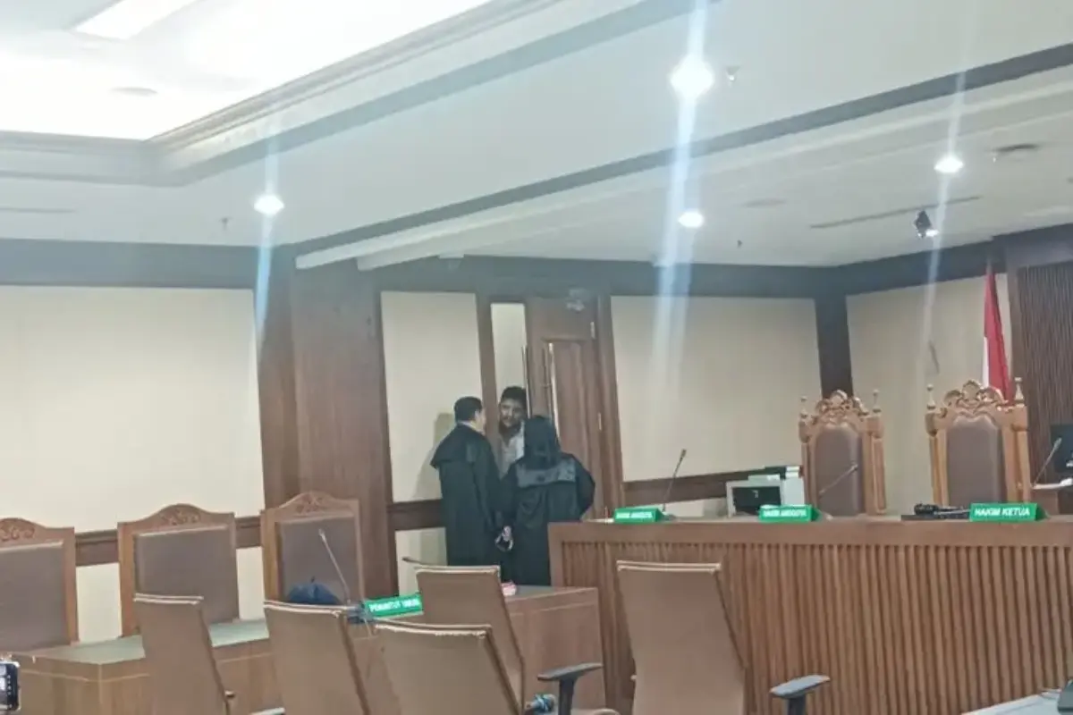 Jelang Vonis Kasus Narkoba, Ammar Zoni Ngobrol dengan Kuasa Hukum Sambil Senyum dan Tertawa