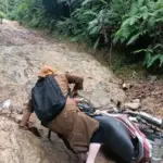 Menembus Jalan Terjal nan Licin ke Nenan, Perjuangan Ibu Ica Jadi Guru di Ujung Nagari…