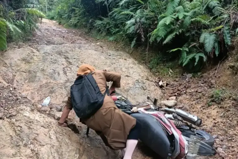 Menembus Jalan Terjal nan Licin ke Nenan, Perjuangan Ibu Ica Jadi Guru di Ujung Nagari…