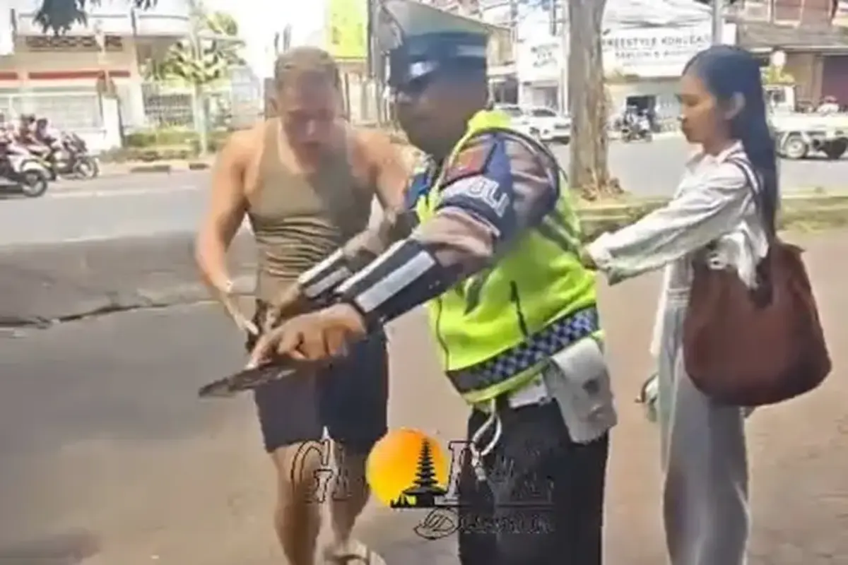 Wna Italia Cekcok Dan Saling Dorong Dengan Polisi Di Denpasar, Tak Terima Ditilang