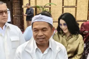 Tanggapi Santai, Dedi Mulyadi Ucapkan Terima Kasih atas Spanduk “Shut Up KDM” di GBLA