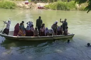 Saat 40 Murid SD Aceh Utara Menaiki Boat Seberangi Sungai ke Sekolah