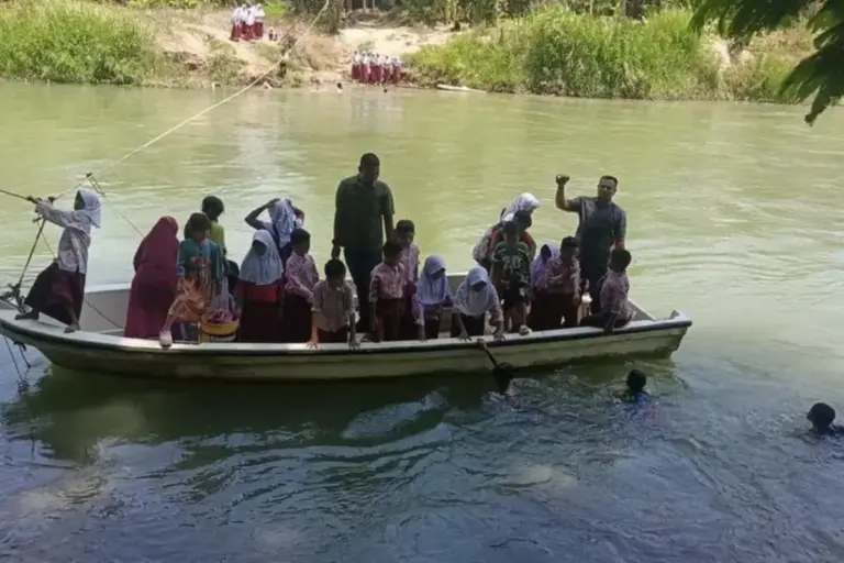 Saat 40 Murid SD Aceh Utara Menaiki Boat Seberangi Sungai ke Sekolah