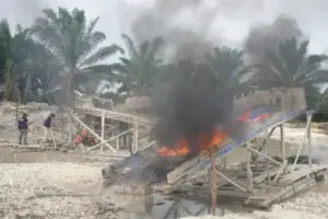 Polisi Bakar Ribuan Rakit Tambang Emas di Kuansing Riau, Bupati: Kita Dukung dengan Sanksi Adat