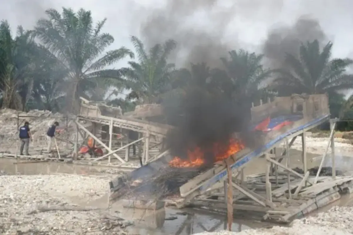 Polisi Bakar Ribuan Rakit Tambang Emas Di Kuansing Riau, Bupati: Kita Dukung Dengan Sanksi Adat