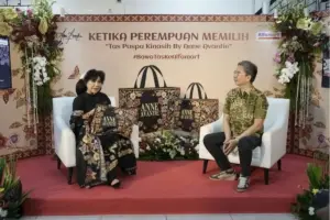 Rayakan Semangat Kartini dan UMKM Lokal, Alfamart Kolaborasi dengan Anne Avantie Hadirkan Tas Puspa Kinasih