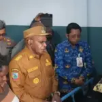 Bupati Puncak Elvis Tabuni Berurai Air Mata Saat Kunjungi Korban Konflik Bersenjata
