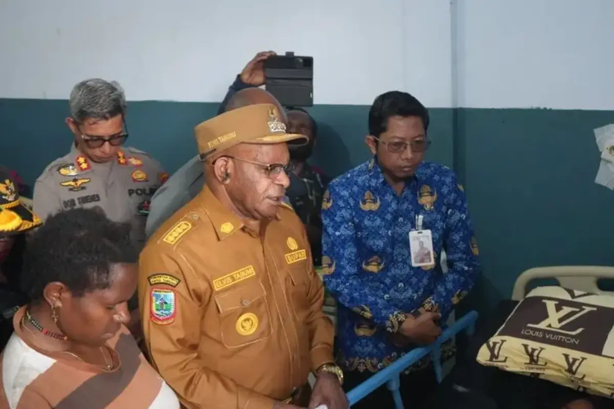 Bupati Puncak Elvis Tabuni Berurai Air Mata Saat Kunjungi Korban Konflik Bersenjata