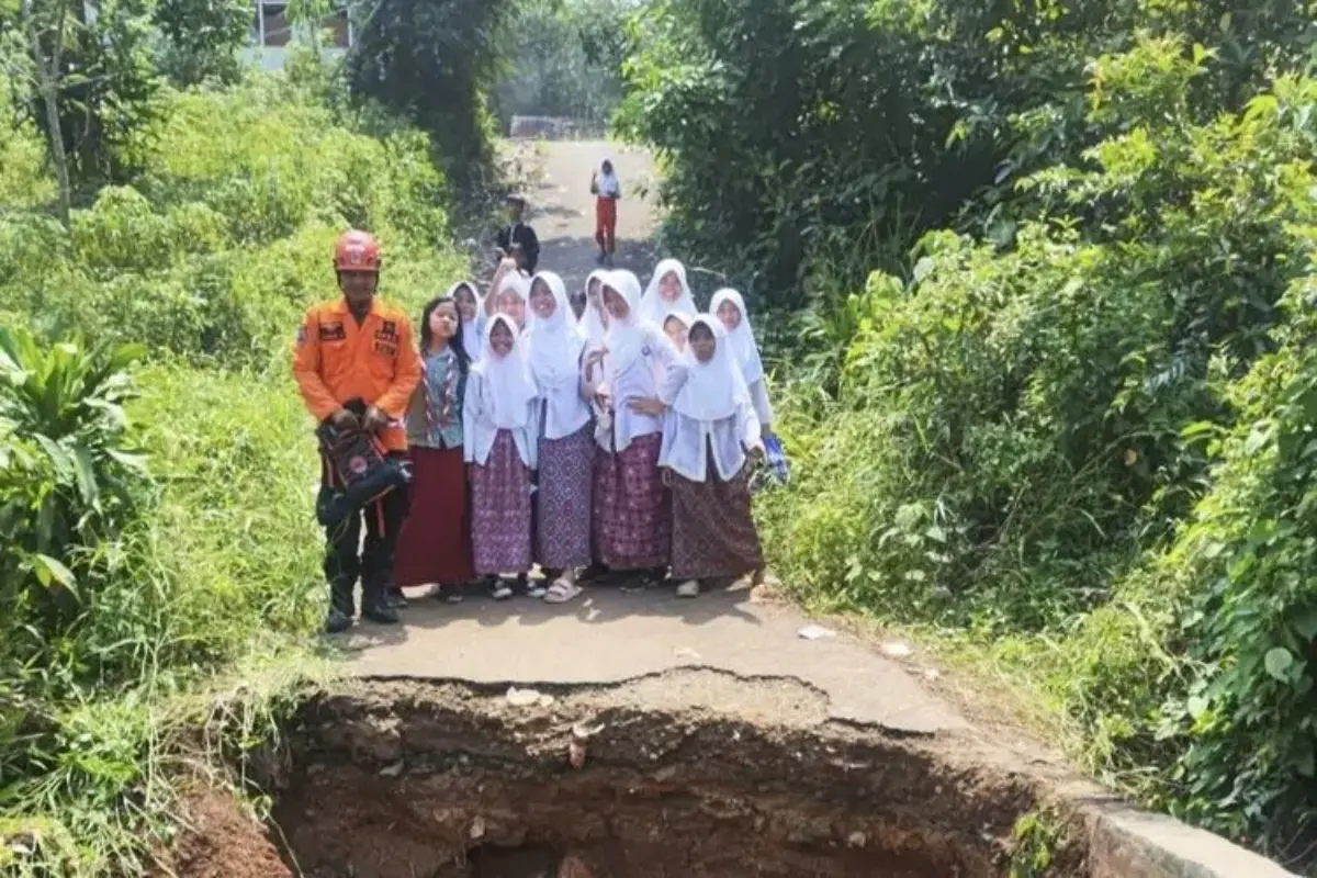 Detik Detik Kurir Terseret Arus Sungai Ciapus Bogor, Selamat Tapi Semua Paket Hilang