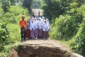 Jembatan Putus akibat Banjir di Jasinga Bogor, Akses Warga dan Anak Sekolah Terganggu