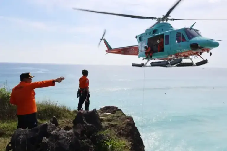 2 Wisatawan Rusia Terjebak di Tebing Pantai Cemongkak Bali, Dievakuasi dengan Helikopter