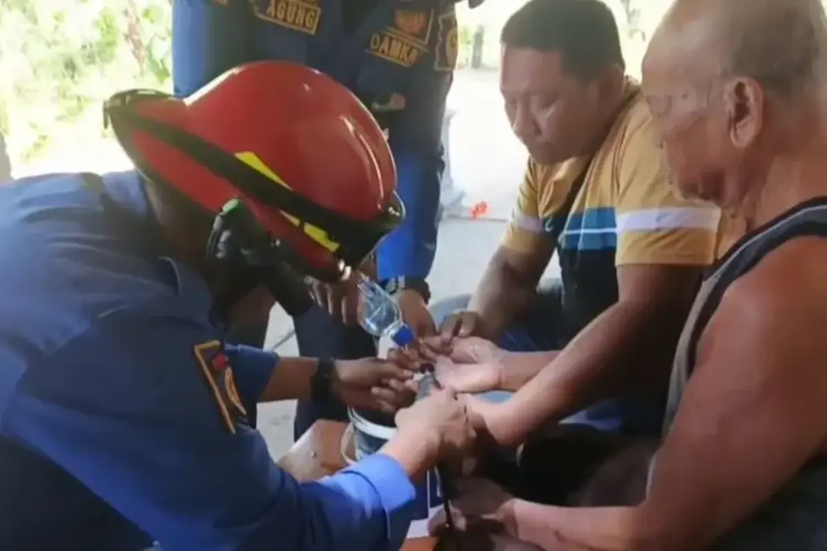 Jari Lansia Di Madiun Bengkak Gara Gara Cincin Melingkar Puluhan Tahun, Anak Panggil Damkar