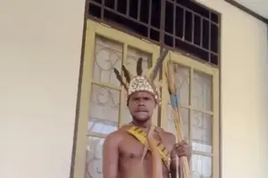 Kisah Hengki Magai, Mahasiswa Papua yang Kuliah Pakai Koteka di Jayapura: Ini Identitas Kami…