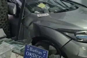 Pengemudi Mobil Lansia Tabrak Depot Air Isi Ulang di Jakbar, Satu Orang Terluka