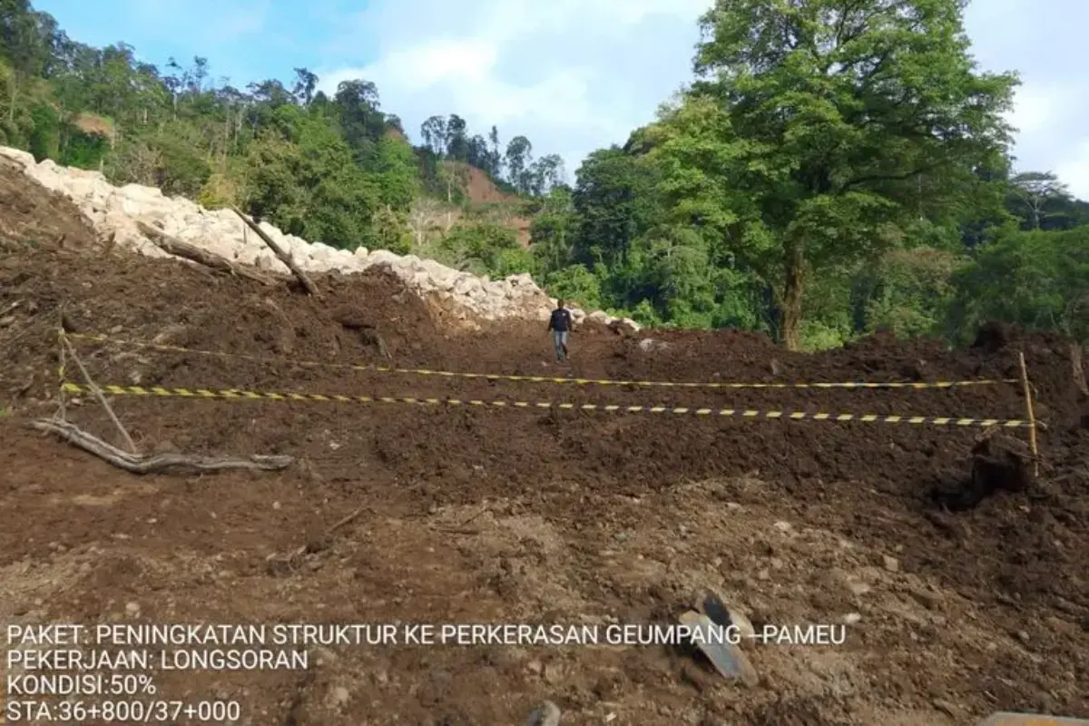 Jalan Nasional Di Aceh Tertutup Longsor, Lalu Lintas Sementara Terputus
