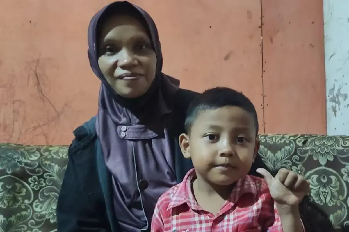 Cerita Di Balik Viralnya Azril, Bocah "cemong" Yang Temani Ibunya Kerja Di Pabrik Arang
