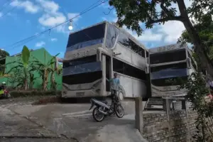 Karya Tukang Bangunan di Wonogiri: Dikira Bus Parkir, Ternyata Rumah