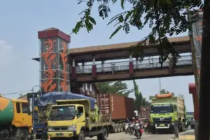 JPO Marunda Langganan Ditabrak Kontainer, Lift Lumpuh dan Kaca Pecah