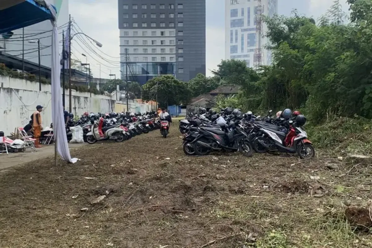 Parkir Liar Di Samping Mrt Lebak Bulus Ditertibkan, Motor Dipindah Ke Lahan Baru