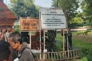 Copot Plang Bertulis “Tanah Milik Warga RW 08 Margasari Kota Cirebon”, TNI dan Warga Saling Klaim