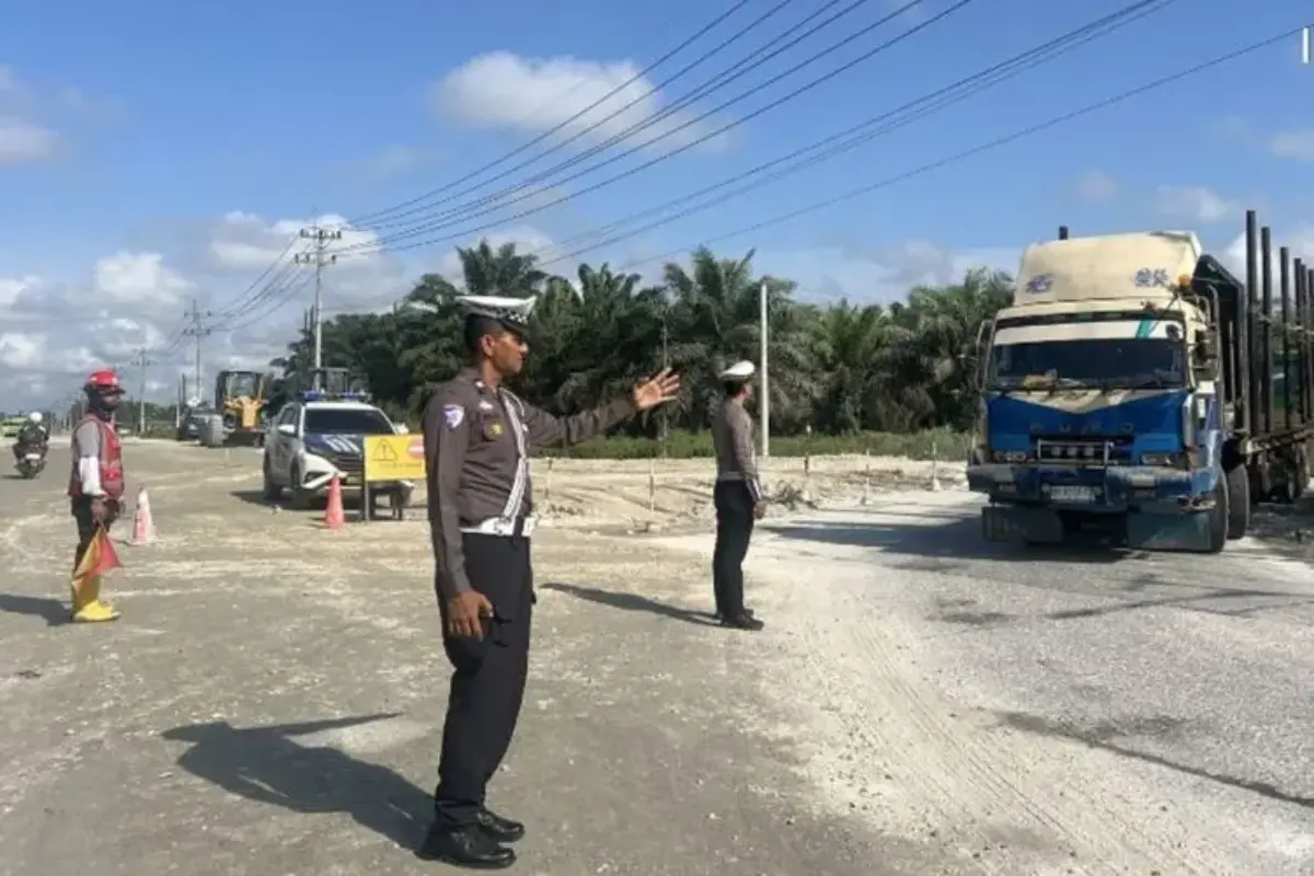 Ada Perbaikan, Sistem Buka Tutup Diberlakukan Di Jalan Lintas Sumatera Pelalawan Riau