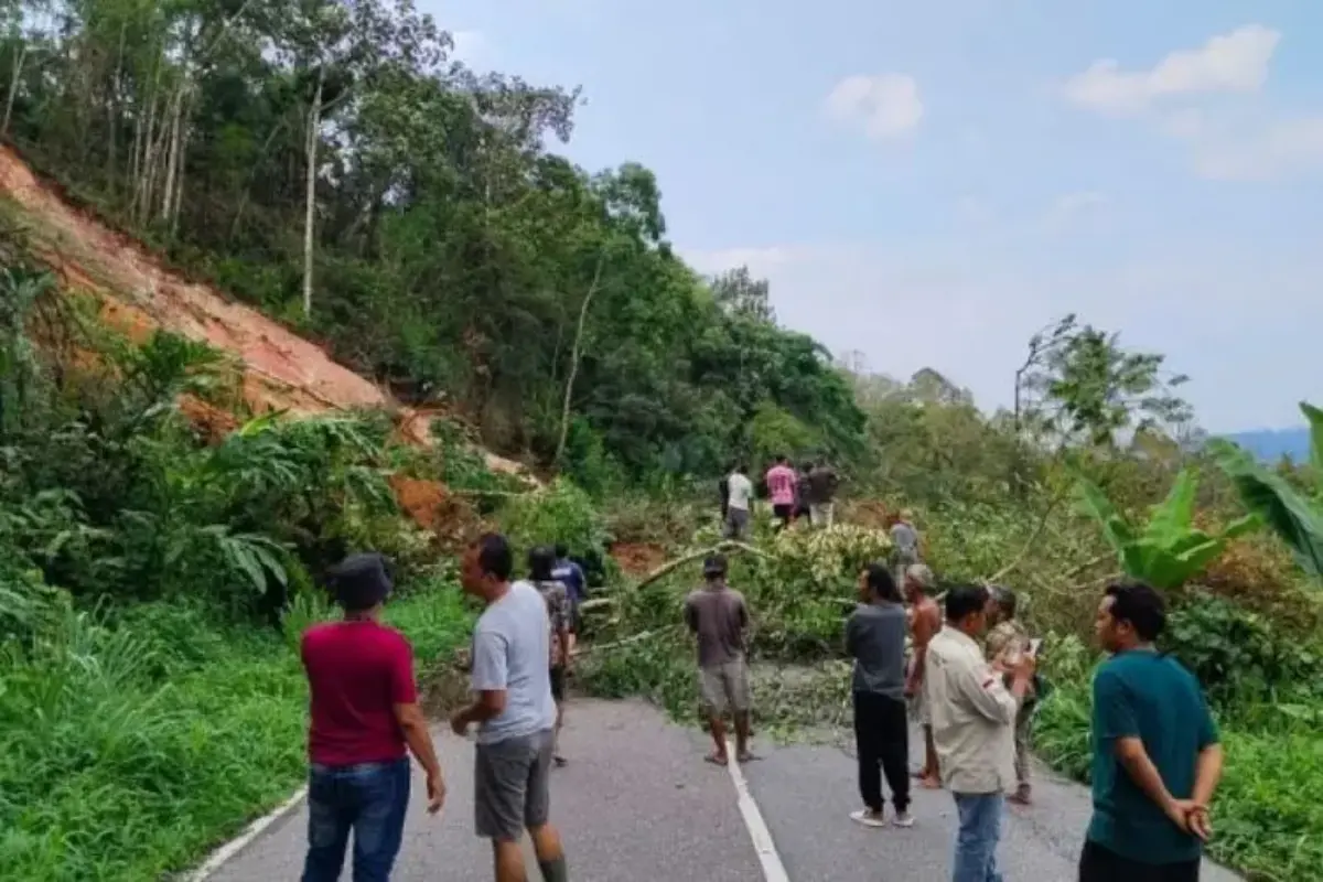 Longsor Dan Banjir Terjang Sumut, Akses Jalan Nasional Sempat Terputus