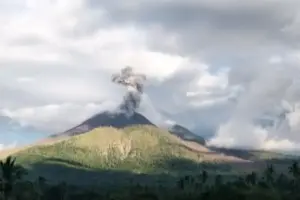 Gunung Lewotobi Meletus Lagi, Lontarkan Abu Vulkanik Setinggi 600 Meter